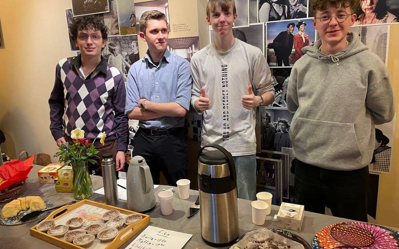 Populär kaffeservering i pausen med hembakat. Ansvariga, duktiga killar från Alströmergymnasiets ES22 fr. v Nicholas Svärdh, Linus Vanqvist, Martin Carlsson, Elias Klemetz (ej med på bild Hugo Rudebran som var flitig kaffebryggare).