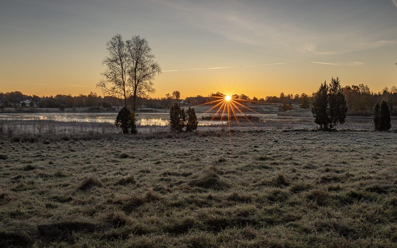 En fin stund när solen går upp vid Orraholmen denna kylslagna oktobermorgon.