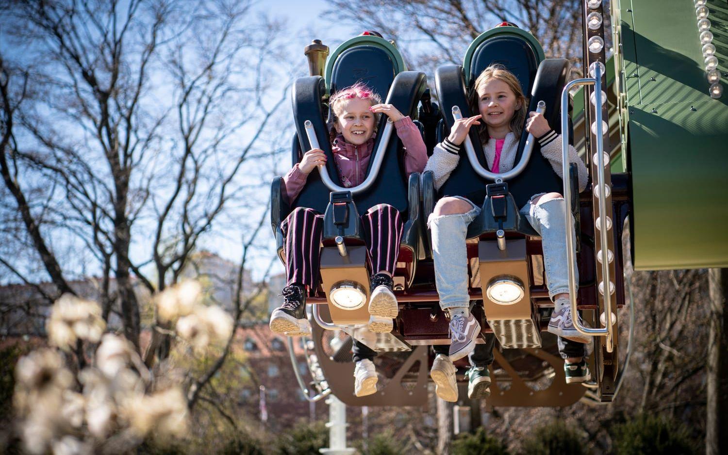 Systrarna Luna Magnell, 10, och Lovis Magnell, 11, tyckte den nya åkattraktionen Tempus var rolig och gav den 10 av 10 i betyg.