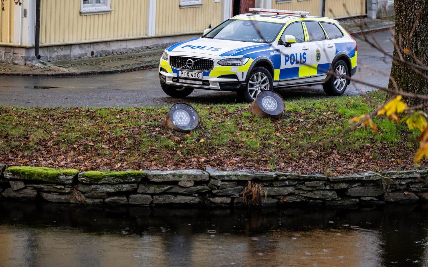 En man hittades död i Lillån under torsdagsmorgonen. Flera ambulanser och polispatruller skickades till platsen i centrala Alingsås.