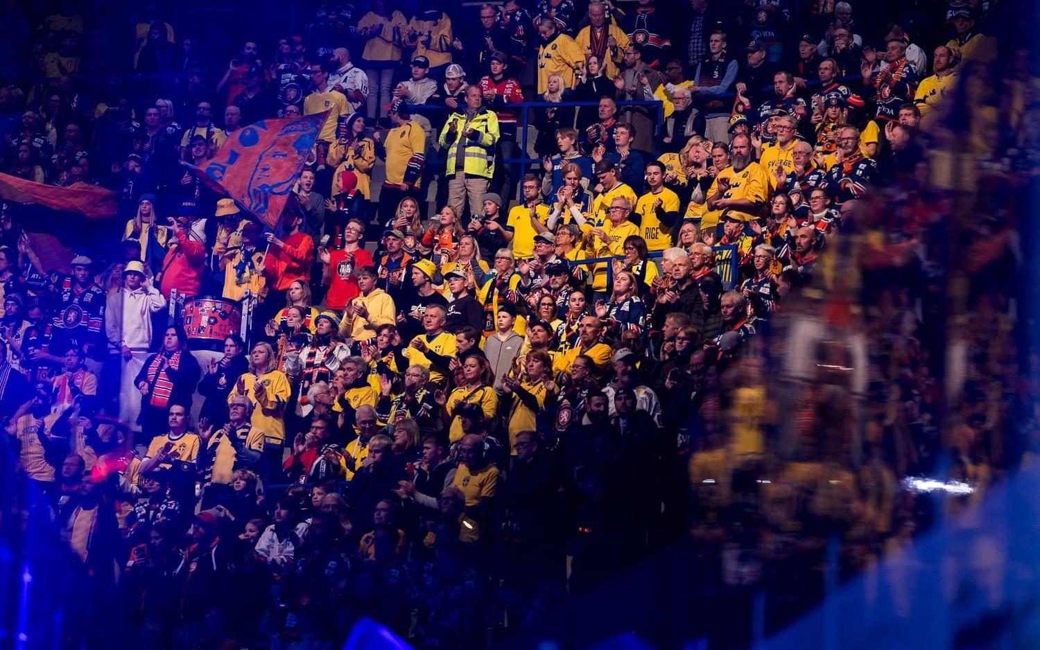 Många supportrar tog sig till arenorna i Sverige-tröjor. 