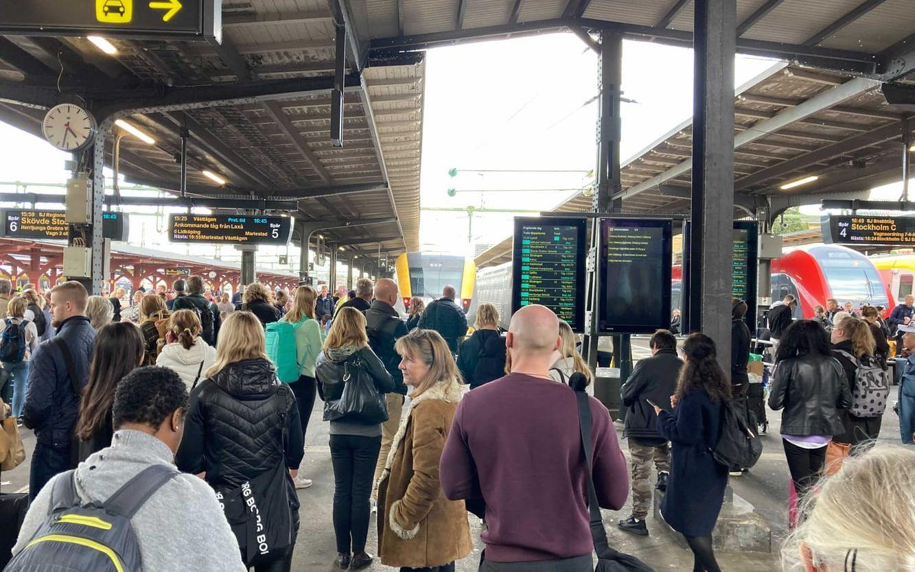 Vid centralstationen i Göteborg väntar många resenärer under onsdagen.