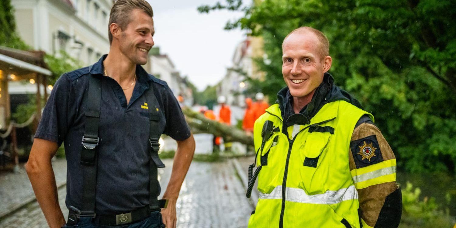 Insatsledare Andreas Håkansson och styrkeledare Rasmus Beckeman har varit ute på en handfull olyckor med träd som har vält under eftermiddagen och kvällen.