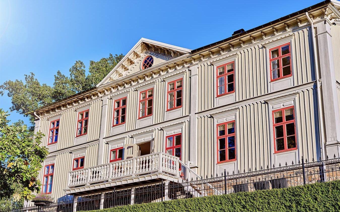 Huset är byggt 1859, och har ett utgångspris på 29 950 000 kronor.