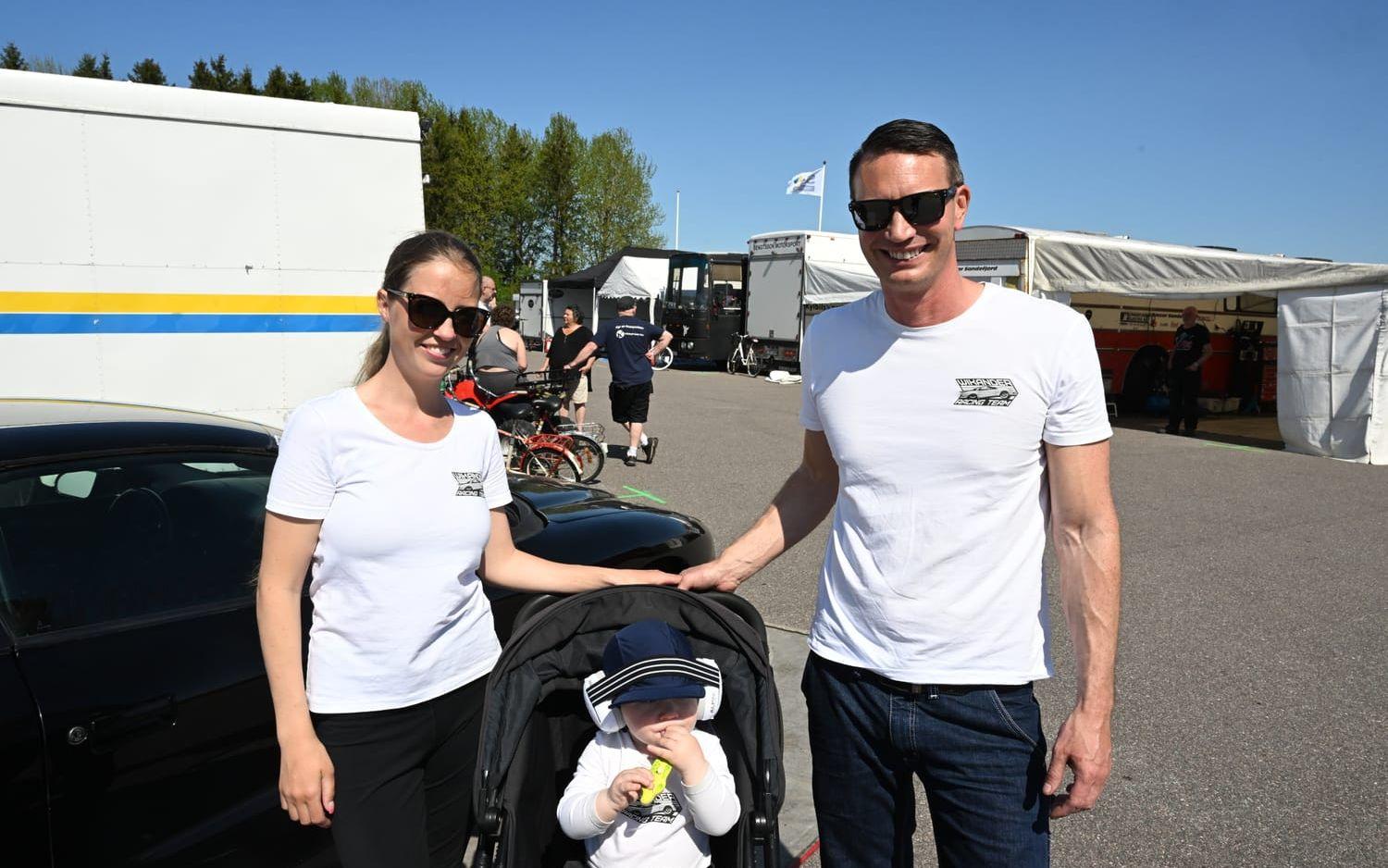 Niklas Wikander, Sandra Carlsson och deras elva månader gamla son Wille Wikander gillar motorsport. Sandra körde förra året och då låg Wille i magen.