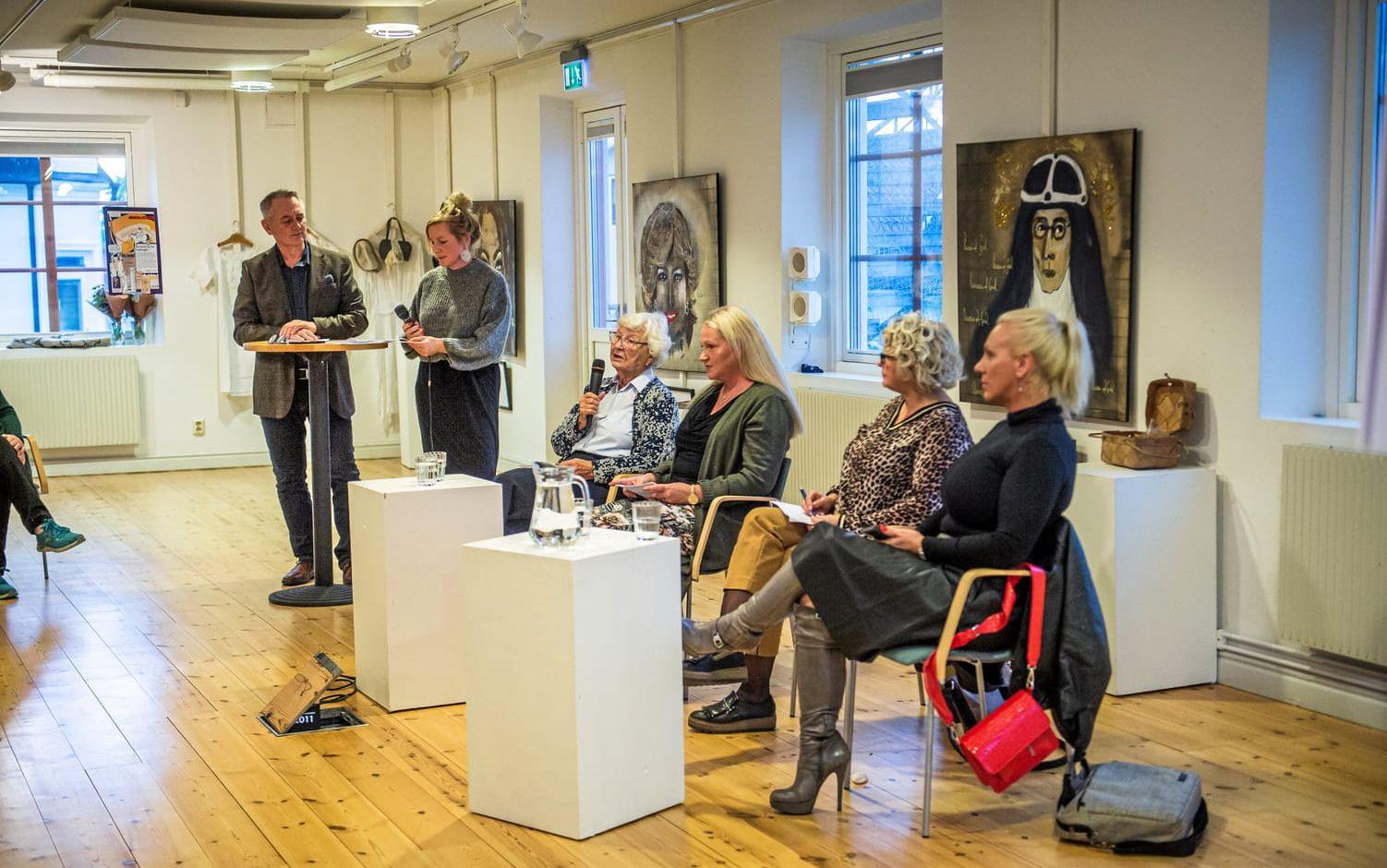 Samtalsledare under panelsamtalet är Peter Backenfall, hembygdsföreningen och Marie Eriksdotter, bibliotekschef. I panelen sitter Inger Gustavsson (L), Jessica Perhson (C), Sabina Talavanic och Anna Jansson.