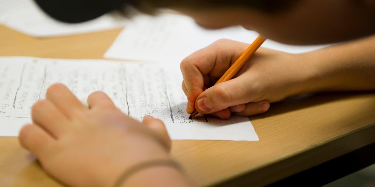 Att i denna tid, med låga och sjunkande skolresultat, ökande arbetslöshet och ökande kriminalitet göra neddragningar i skolan är kontraproduktivt och kommer på sikt att kosta samhället oerhört mycket och få stora konsekvenser för invånarna i hela Alingsås, skriver tre vänsterpartister. Genrebild.