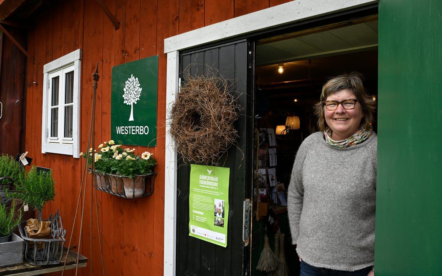 Maritha vid entrén till Westerbo butik som öppnade 2017 efter att en del av ladugården byggts om.