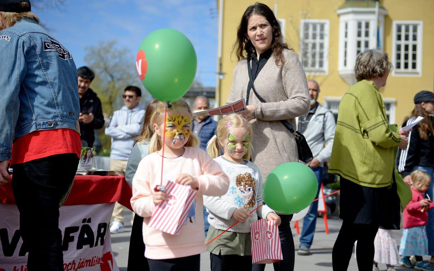 En stor skara hade samlats till Vänsterpartiets första maj-firande i Åmanska parken där tal, musik, fika och ansiktsmålning stod på programmet.  