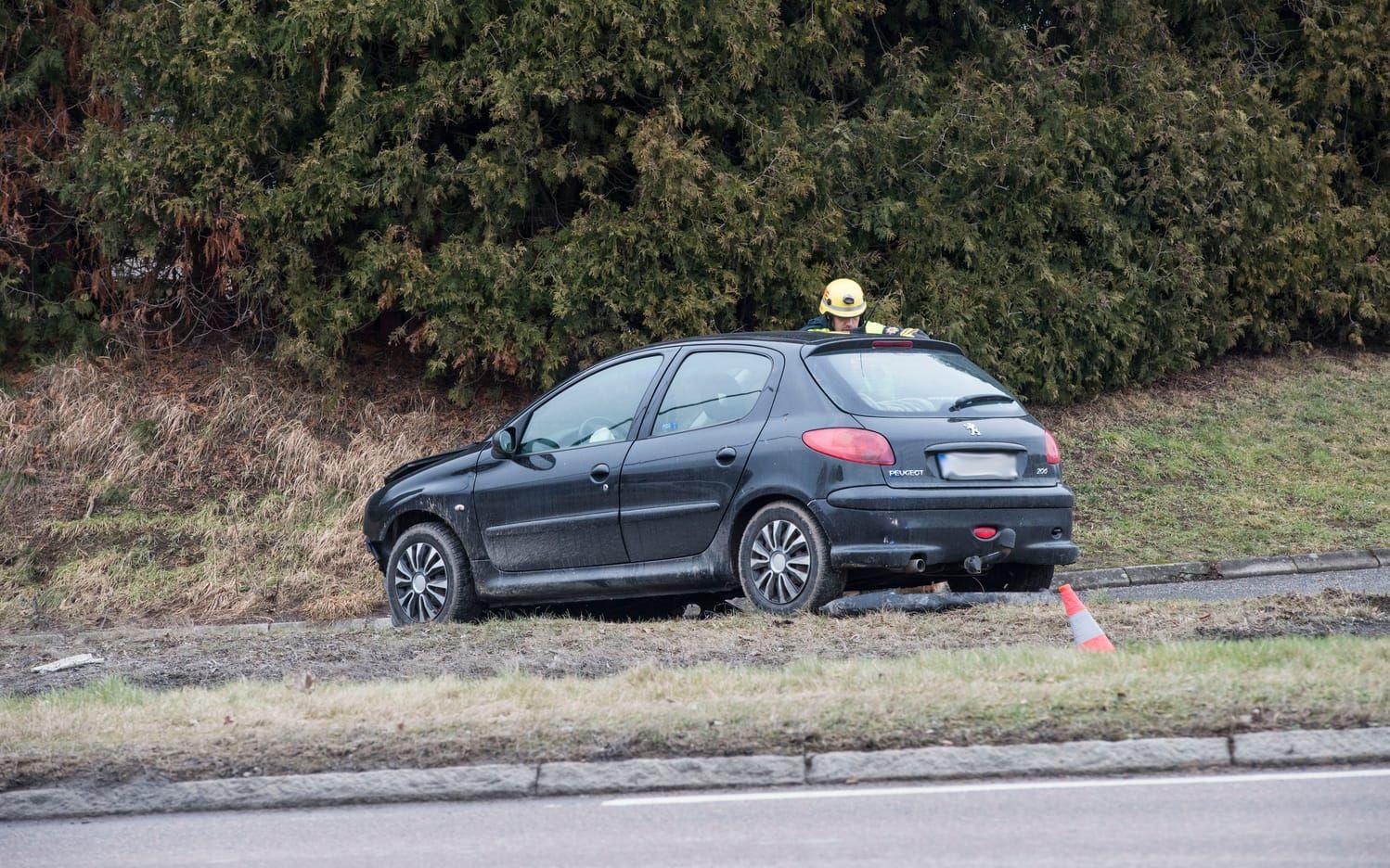 En olycka med två personbilar inblandade inträffade i korsningen mellan Järngatan och Vänersborgsvägen i Alingsås strax före lunch på torsdagen. 