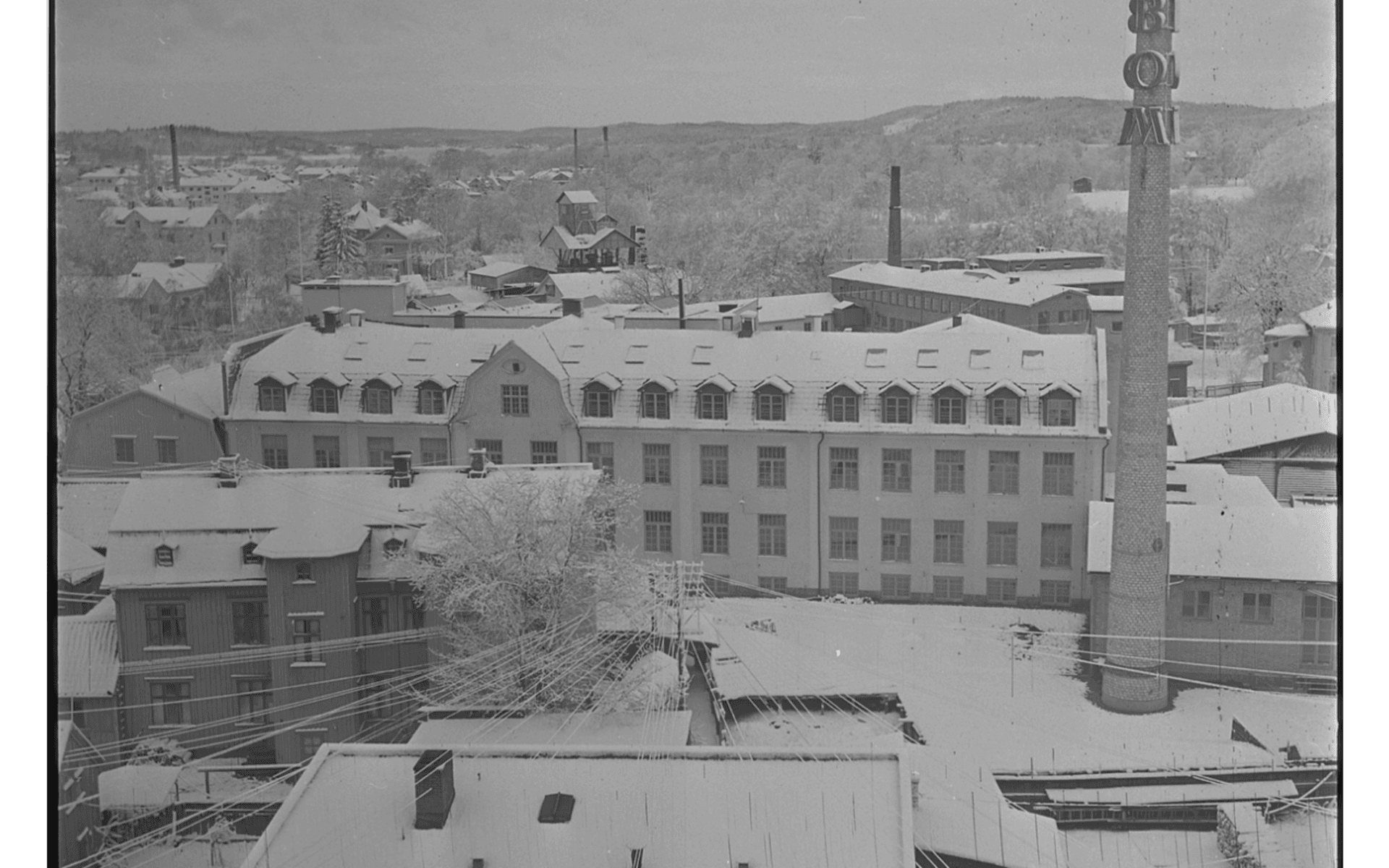 Vy från kyrktornet ned över kv Solen och KABOM. I bakgrunden syns bland annat gasverket och elverket. 1950