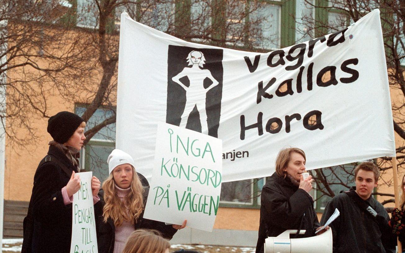 I Bagarmossen krävde demonstranterna 2001 att tjejer skulle vägra kallas horor. Ögonblickbilden är tagen under den internationella kvinnodagen. 