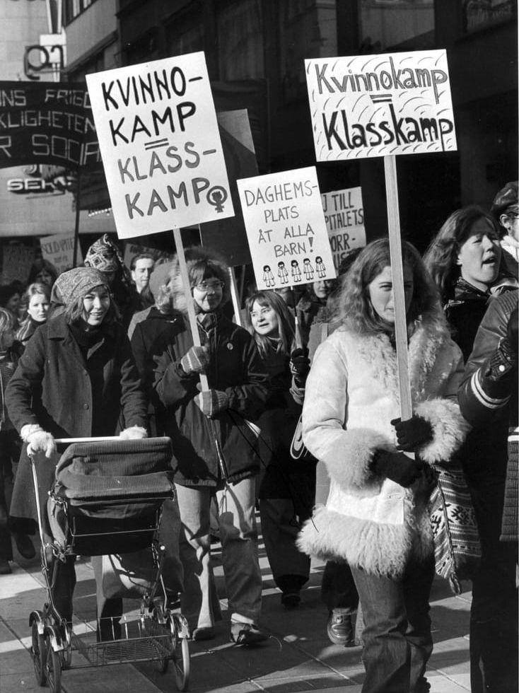 ”Kvinnokamp = klasskamp” tyckte demonstranterna på internationella kvinnodagen i Stockholm 1974. På ett annat plakat krävde en aktivist ”Daghemsplats åt alla barn”. Ett krav som i dag hörsammats.