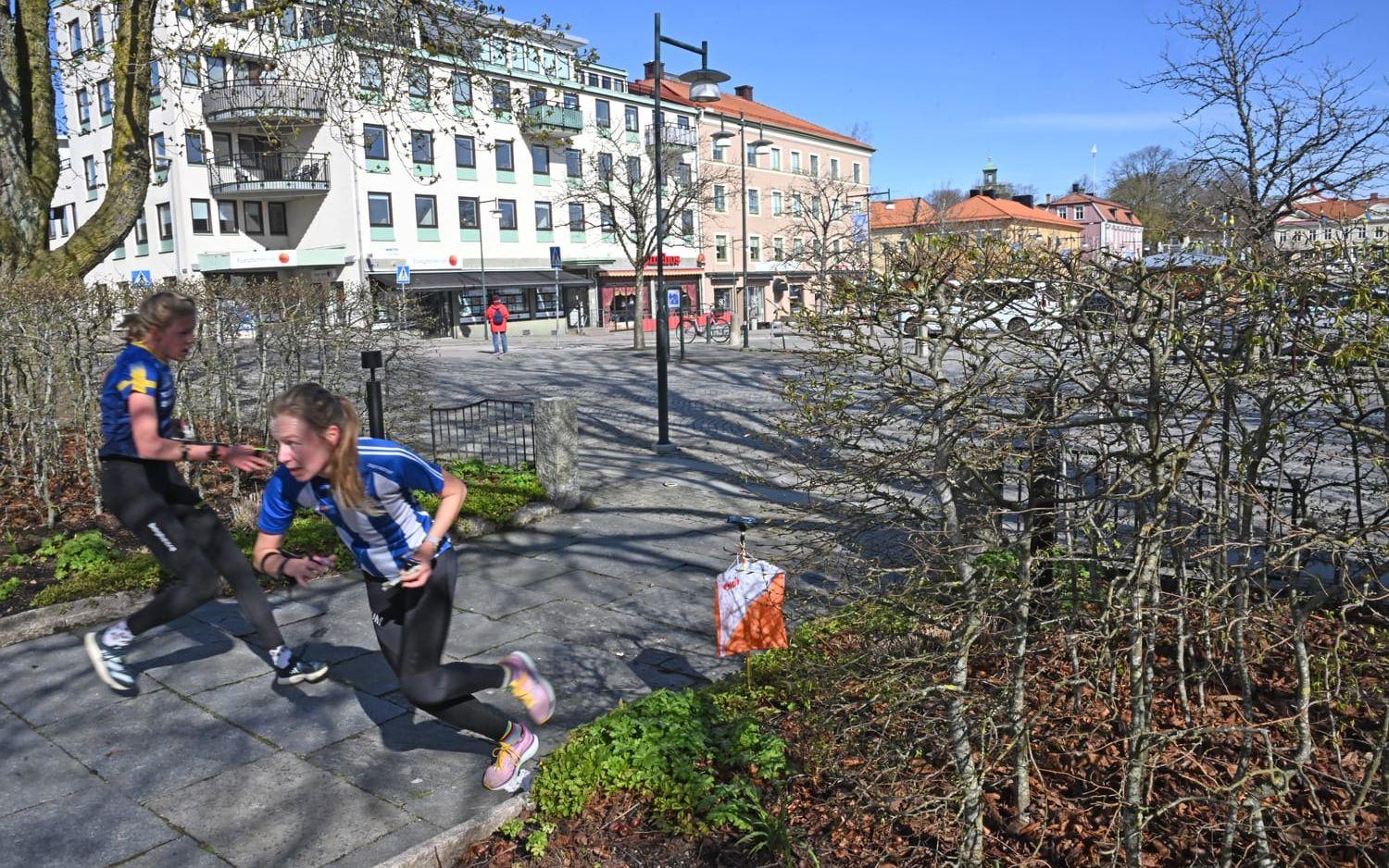 Det går snabbt vid sista kontrollen innan mål. 