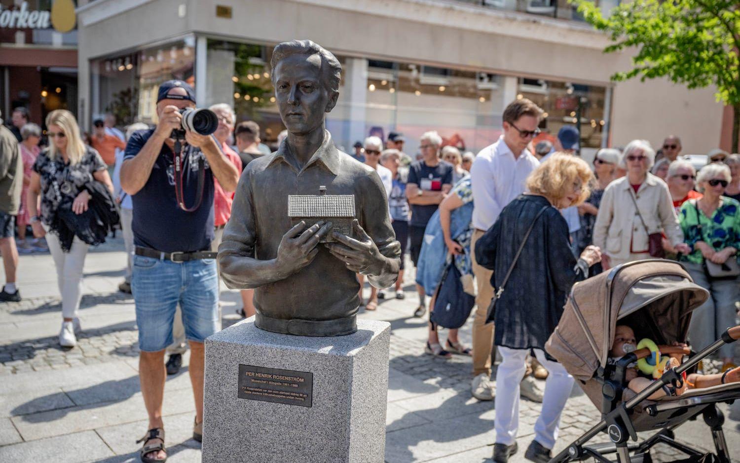 Här är den, skulpturen föreställande Per Henrik Rosenström.