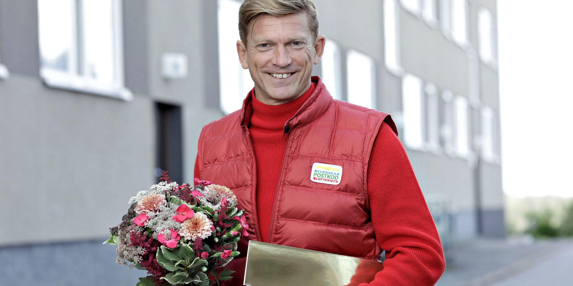 Jesper Blomqvist med guldkuvert. 