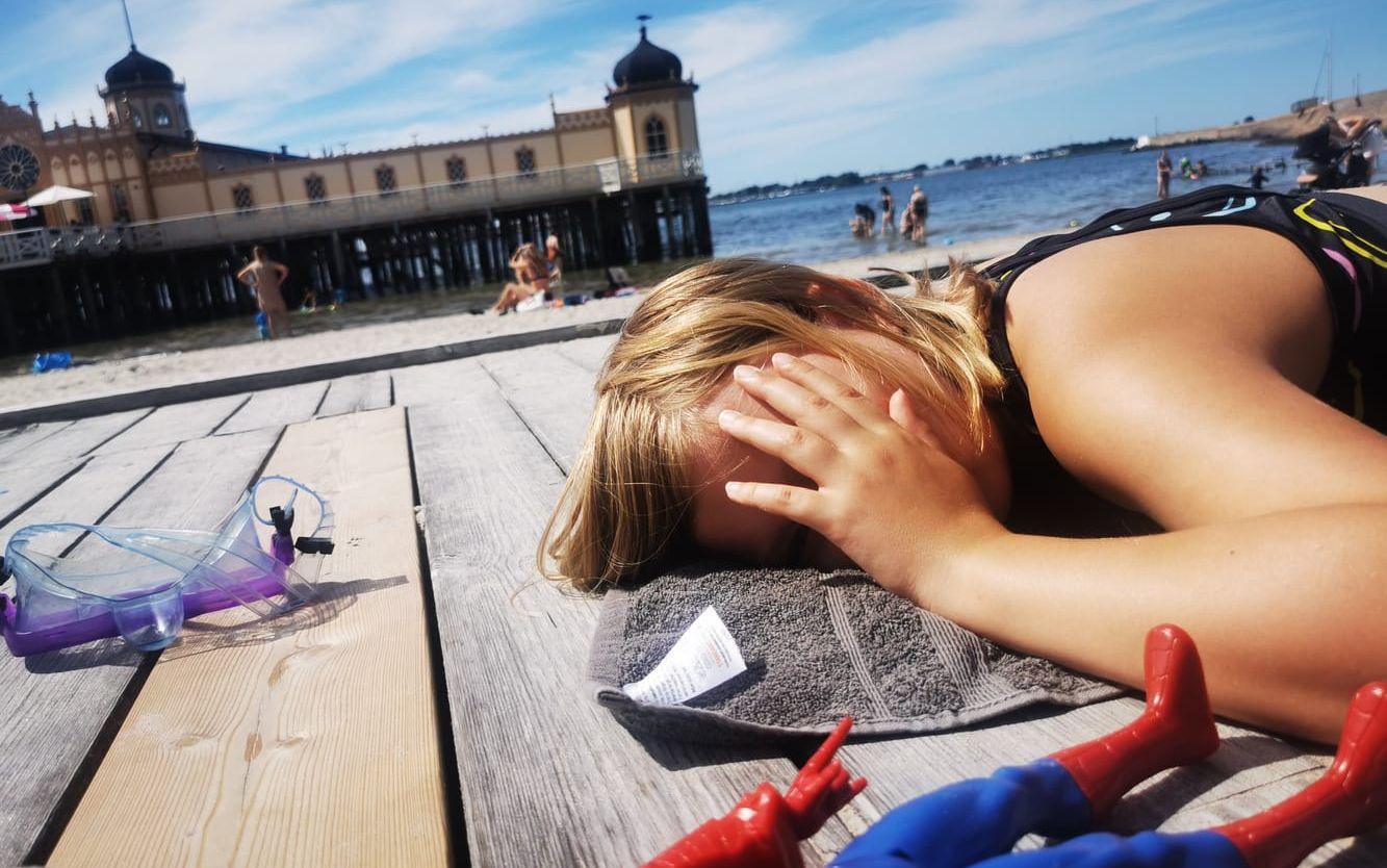 Filippa slappar på bryggan i Varberg.