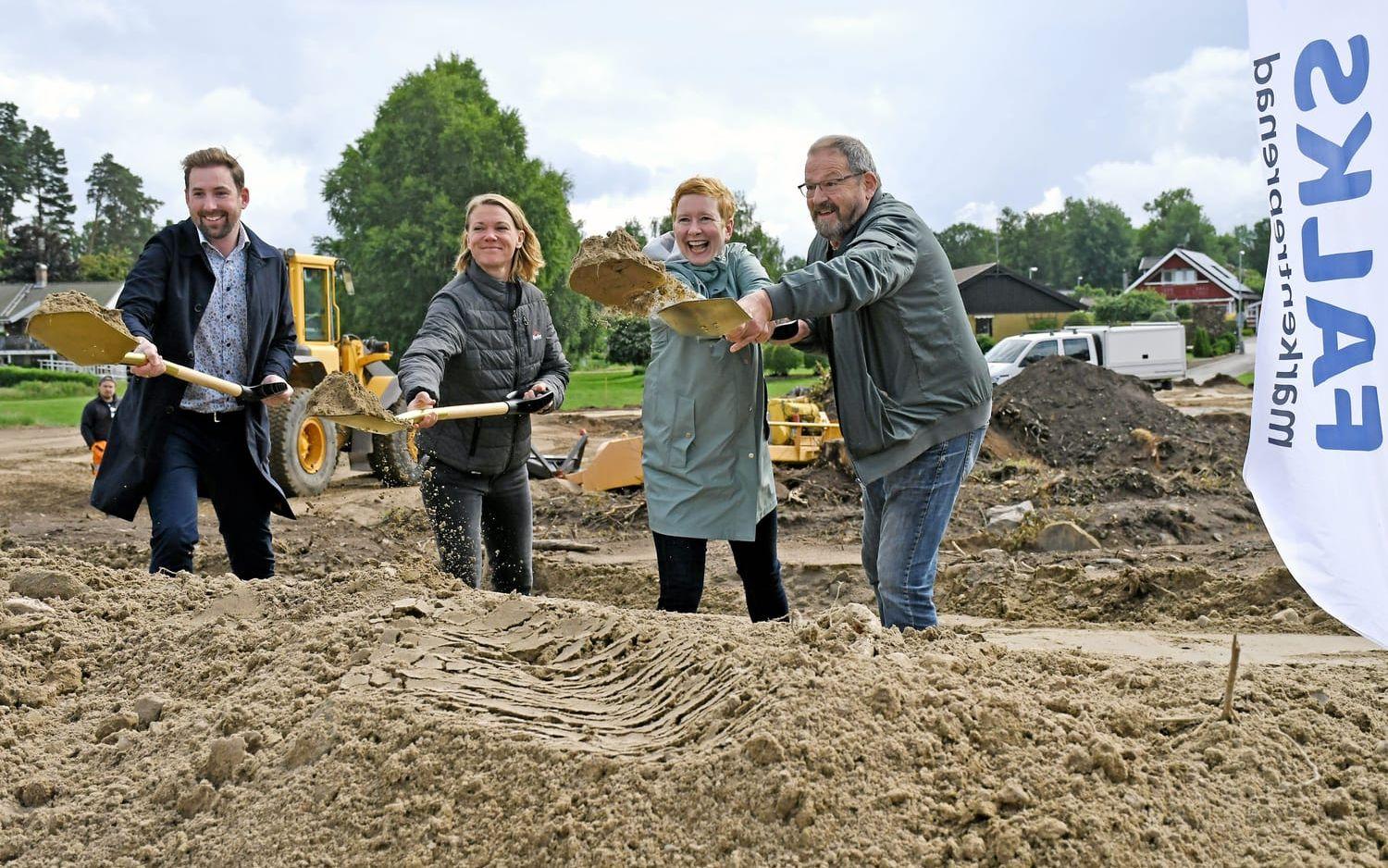 Nu startar byggnationen av de nya bostadsrätterna i Herrljunga. Lars Bonander, vd på Cederfors, Sofia Rydler, vd för Rydlers Bygg, kommundirektör Ior Berglund och kommunalråd Gunnar Andersson (M) tog tillsammans det första spadtaget.