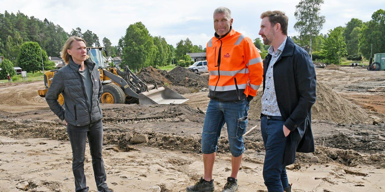 Cederfors vd Lars Bonander (längst till höger) i samspråk med Sofia Rydler på Rydlers Bygg och Morgan Falk på Falks Markentreprenad som också är engagerade i bygget av Harabergs backar. 