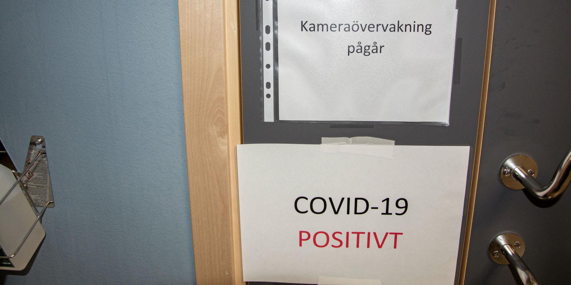 Innanför denna dörr vårdas en patient med covid-19.