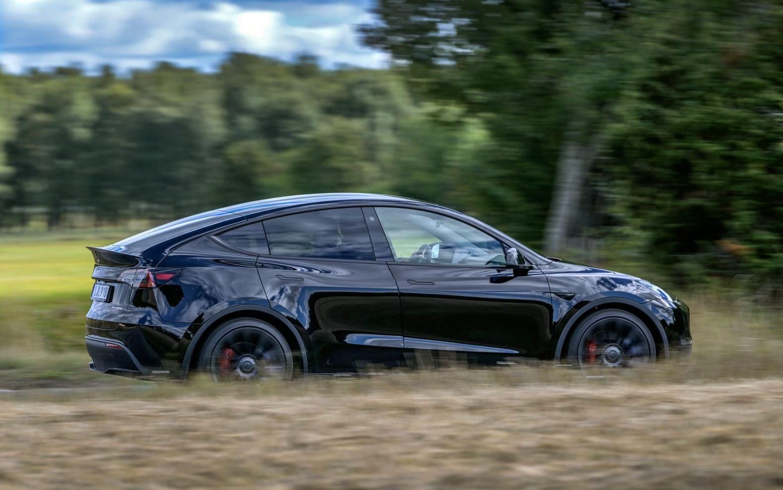 Det känns som om den Berlinbyggda Model Y-modellen är bättre ljudisolerad och har fått lite mindre hård fjädring, däremot kan man fortfarande uppleva att det är som att sitta upp i en sadel när vägen blir ojämn.