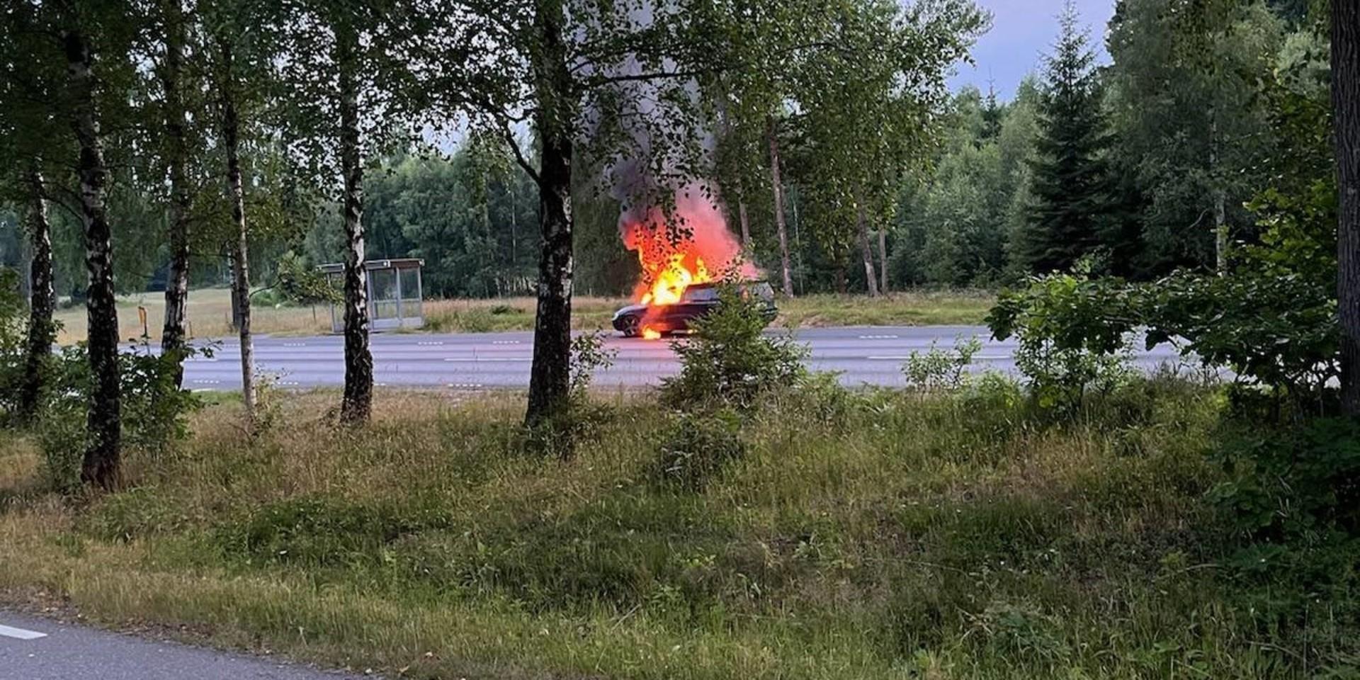 – Kl 21.30 började biltutan ljuda och vi trodde först att det var någon som hade fel på billarmet, skriver Peter Martini som bor på Kvarnabovägen nära busshållplatsen. Brandkåren var snabbt på plats
 och ingen blev skadade, lägger han till. 