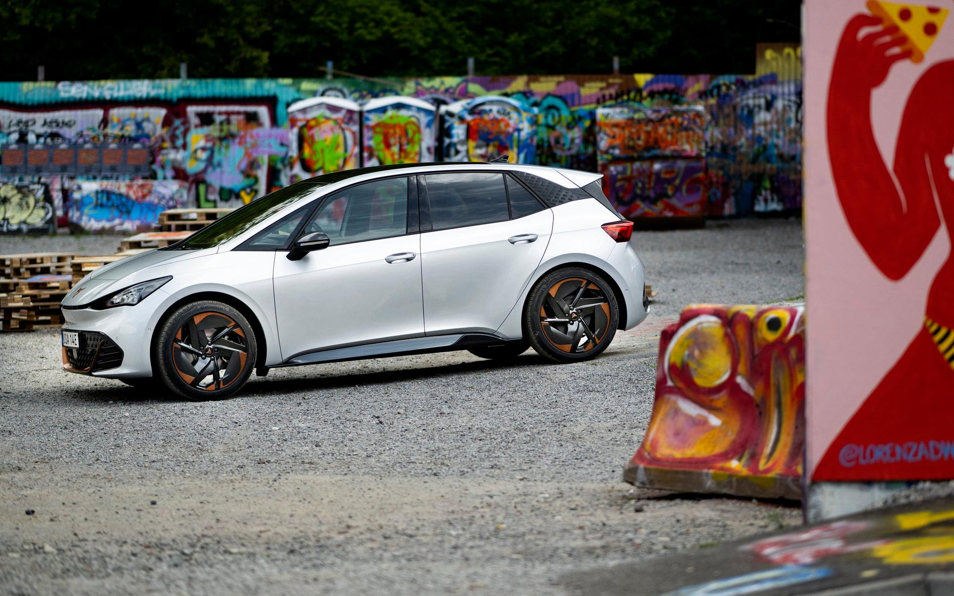 Cupra Born är en tuffare version av VW ID.3. Och båda byggs på samma MEB-plattform och i samma fabrik i Zwickau i Tyskland.